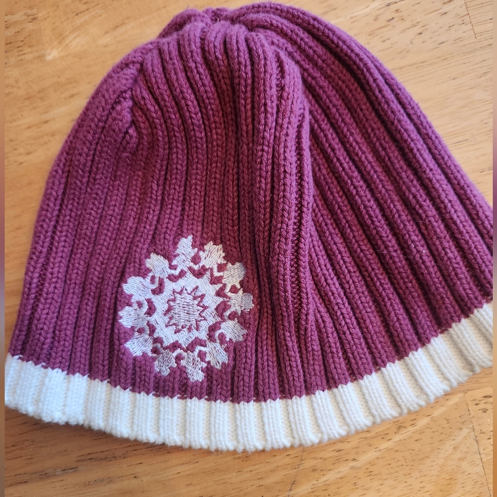 Kid's burgundy knit beanie with snowflake